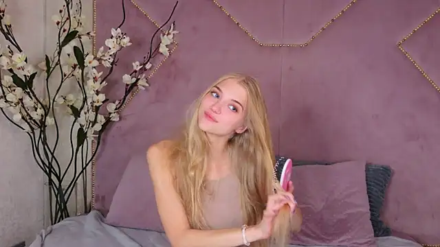 4example Chloe online show from 09/28/25, 10:55