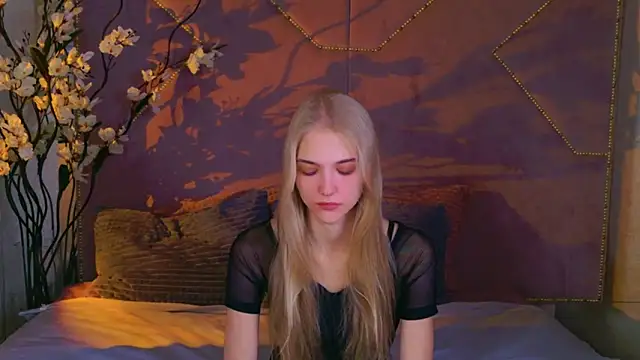 4example Chloe online show from 10/16/25, 10:56