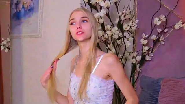 4example Chloe online show from 10/24/25, 10:36