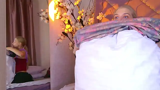 4example Chloe online show from 10/29/25, 10:58