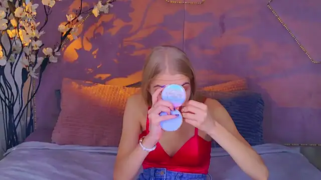 4example Chloe online show from 10/18/25, 10:50