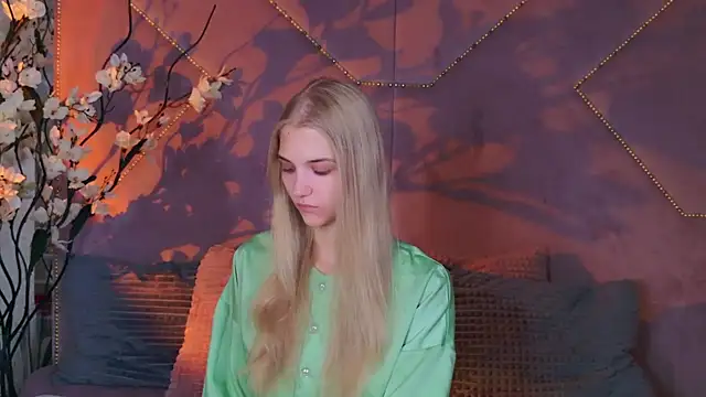 4example Chloe online show from 10/08/25, 10:39