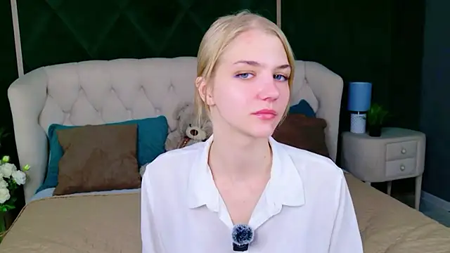 Snapshot of 4example_Chloe chatting on 06/26/26, 05:35 4example Chloe online show from 06/26/26, 05:35