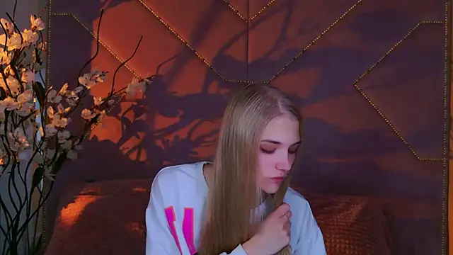 4example Chloe online show from 10/10/25, 10:49