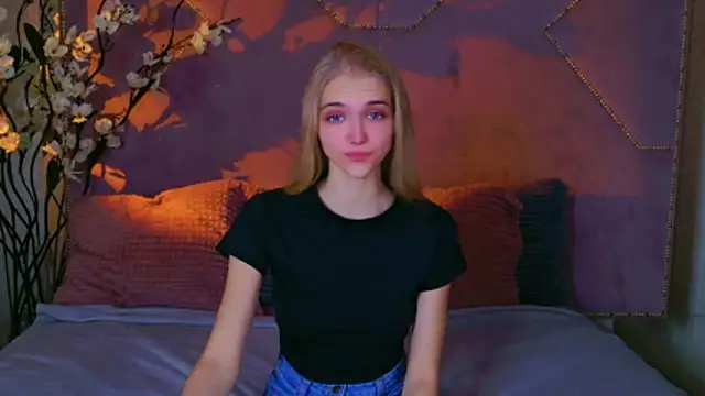 4example Chloe online show from 10/15/25, 10:45