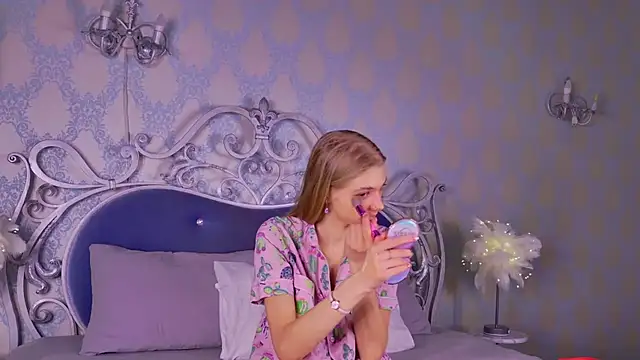 4example Chloe online show from 11/25/25, 10:59