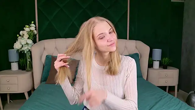 4example Chloe online show from 03/11/26, 08:25