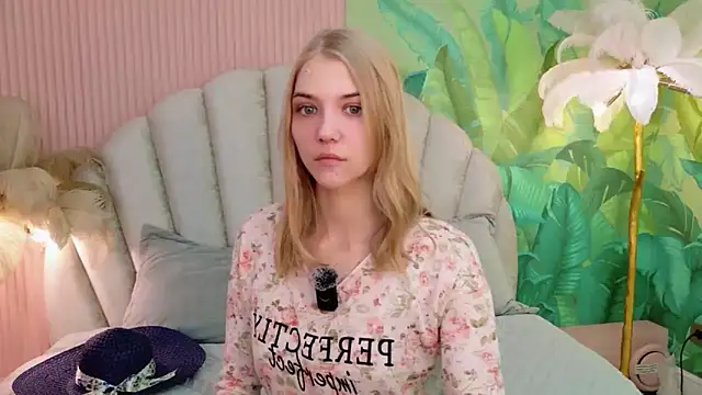 Snapshot of 4example_Chloe chatting on 06/21/26, 05:35 4example Chloe online show from 06/21/26, 05:35