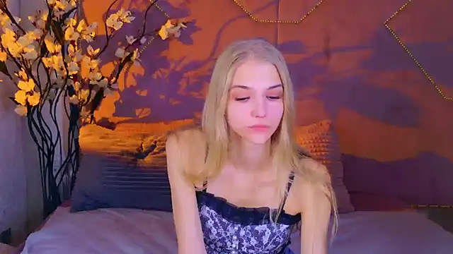 4example Chloe online show from 10/21/25, 10:36