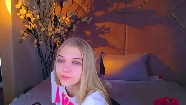 4example Chloe online show from 11/11/25, 10:54