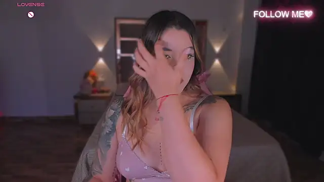 Snapshot of lunaarose chatting on 11/25/25, 12:22 lunaarose online show from 11/25/25, 12:22