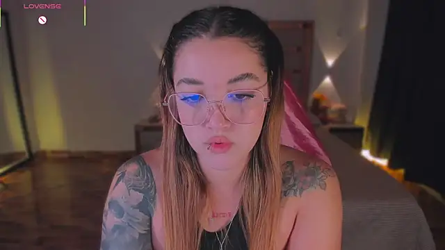 Snapshot of lunaarose chatting on 12/16/25, 04:17 lunaarose online show from 12/16/25, 04:17