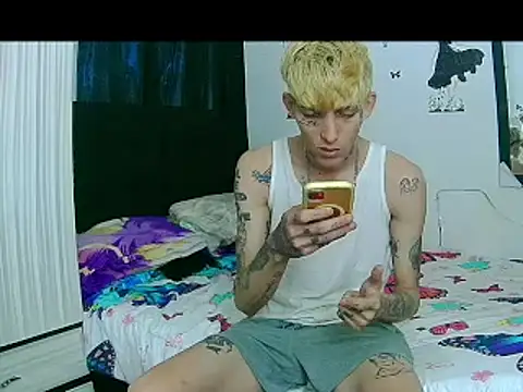 Snapshot of KinkyLatinCock chatting on 10/08/25, 10:21 KinkyLatinCock online show from 10/08/25, 10:21
