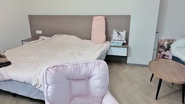 nini a online show from 11/11/25, 09:37