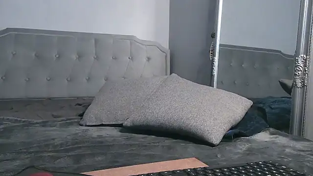 Bunnyela1 online show from 04/18/26, 06:54