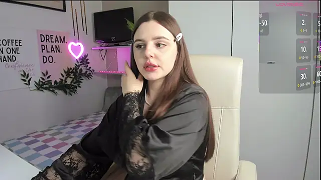 Snapshot of LiaWoow chatting on 10/13/25, 01:45 LiaWoow online show from 10/13/25, 01:45