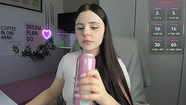 LiaWoow online show from 12/19/25, 07:44