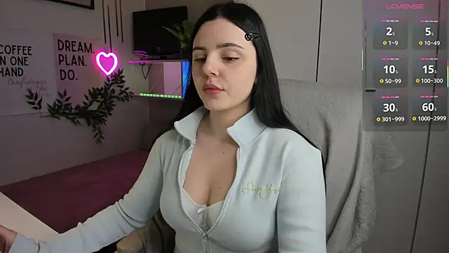 LiaWoow online show from 11/17/25, 08:18