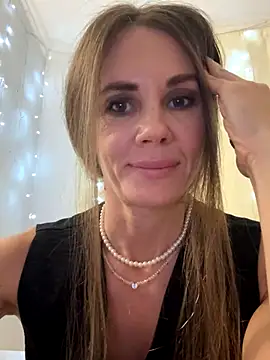 LucieMack online show from 10/02/25, 06:33