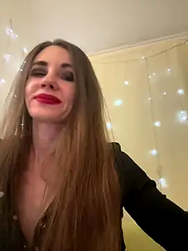 Snapshot of LucieMack chatting on 12/21/25, 08:42 LucieMack online show from 12/21/25, 08:42