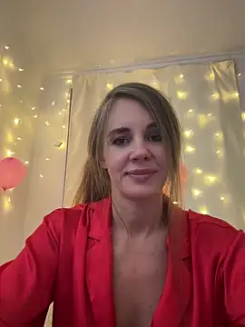 Snapshot of LucieMack chatting on 02/17/26, 02:36 LucieMack online show from 02/17/26, 02:36