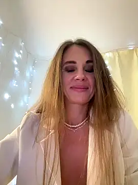 LucieMack online show from 10/04/25, 07:48