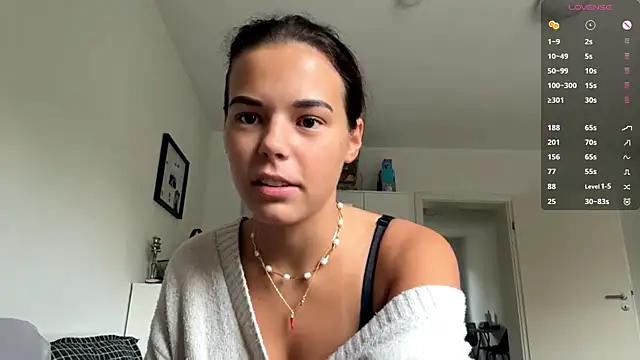 Snapshot of MaydaCornwall chatting on 10/12/25, 07:32 MaydaCornwall online show from 10/12/25, 07:32