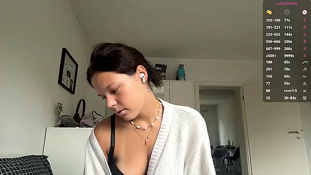 Snapshot of MaydaCornwall chatting on 10/11/25, 07:09 MaydaCornwall online show from 10/11/25, 07:09