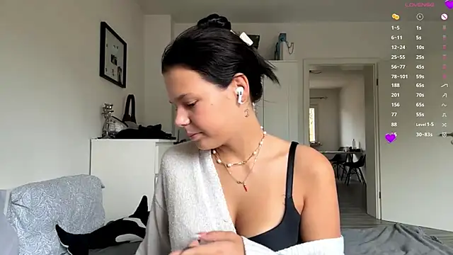 Snapshot of MaydaCornwall chatting on 11/15/25, 08:07 MaydaCornwall online show from 11/15/25, 08:07