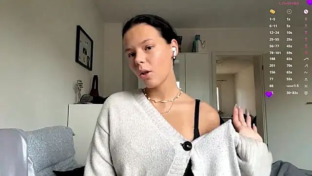 Snapshot of MaydaCornwall chatting on 11/12/25, 08:07 MaydaCornwall online show from 11/12/25, 08:07