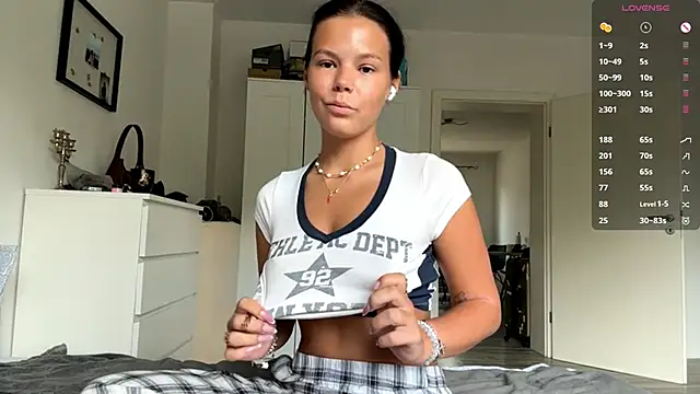 Snapshot of MaydaCornwall chatting on 09/27/25, 07:25 MaydaCornwall online show from 09/27/25, 07:25