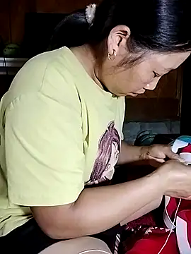 Snapshot of Lai005 chatting on 10/22/25, 04:12 Lai005 online show from 10/22/25, 04:12