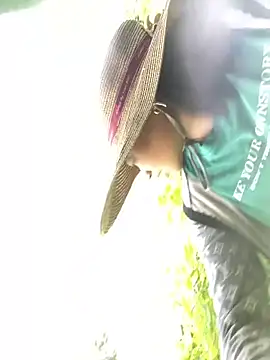 Snapshot of Lai005 chatting on 10/30/25, 04:11 Lai005 online show from 10/30/25, 04:11