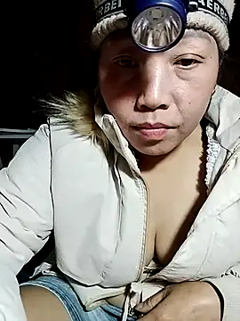 Snapshot of Lai005 chatting on 12/15/25, 01:22 Lai005 online show from 12/15/25, 01:22