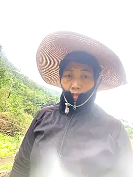 Snapshot of Lai005 chatting on 09/12/25, 03:28 Lai005 online show from 09/12/25, 03:28