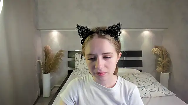 Camilla Kelly online show from 10/11/25, 01:06