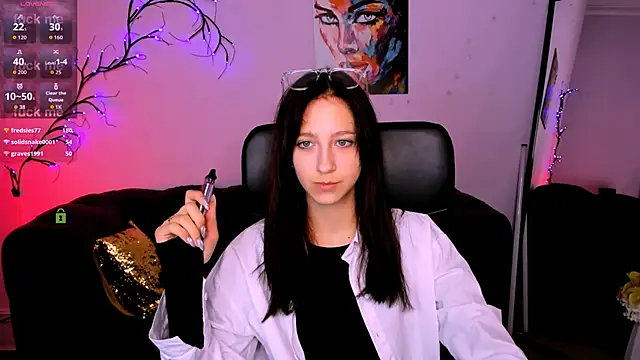 lau ra queen online show from 12/15/25, 08:14