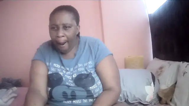 Snapshot of HUGEASSXXXXX chatting on 11/22/25, 04:55 HUGEASSXXXXX online show from 11/22/25, 04:55