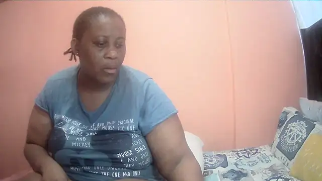 Snapshot of HUGEASSXXXXX chatting on 12/18/25, 04:06 HUGEASSXXXXX online show from 12/18/25, 04:06