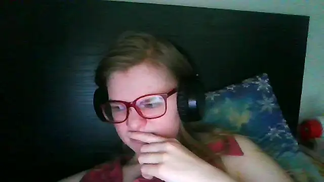 Snapshot of Moonolighta chatting on 11/03/25, 12:20 Moonolighta online show from 11/03/25, 12:20