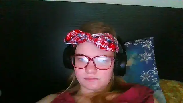 Snapshot of Moonolighta chatting on 10/29/25, 09:52 Moonolighta online show from 10/29/25, 09:52