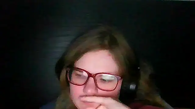 Snapshot of Moonolighta chatting on 11/19/25, 01:44 Moonolighta online show from 11/19/25, 01:44