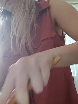 Snapshot of Moonolighta chatting on 11/10/25, 10:09 Moonolighta online show from 11/10/25, 10:09