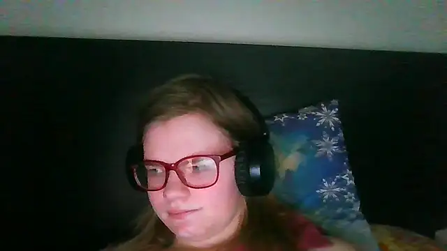 Snapshot of Moonolighta chatting on 10/27/25, 08:04 Moonolighta online show from 10/27/25, 08:04