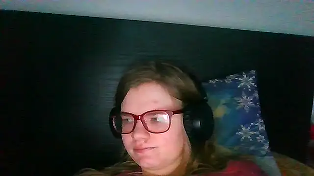 Snapshot of Moonolighta chatting on 10/31/25, 07:27 Moonolighta online show from 10/31/25, 07:27