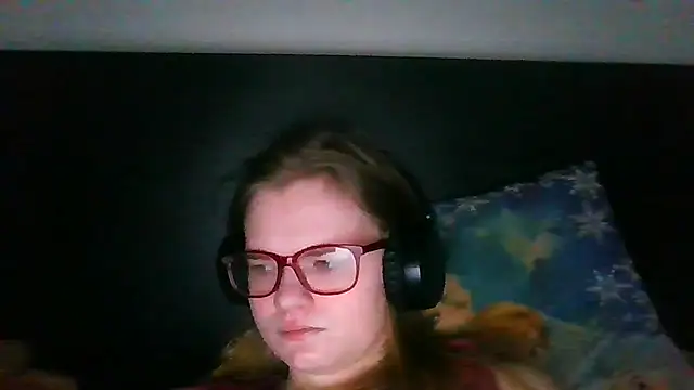 Snapshot of Moonolighta chatting on 12/19/25, 10:06 Moonolighta online show from 12/19/25, 10:06