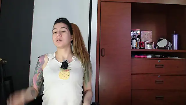 karlamoon23 online show from 09/25/25, 09:21