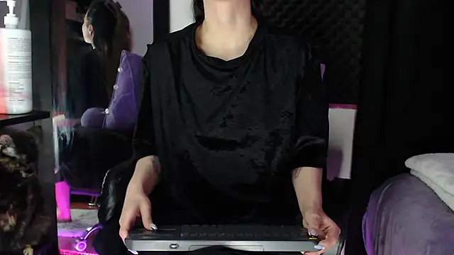 karlamoon23 online show from 11/20/25, 06:30