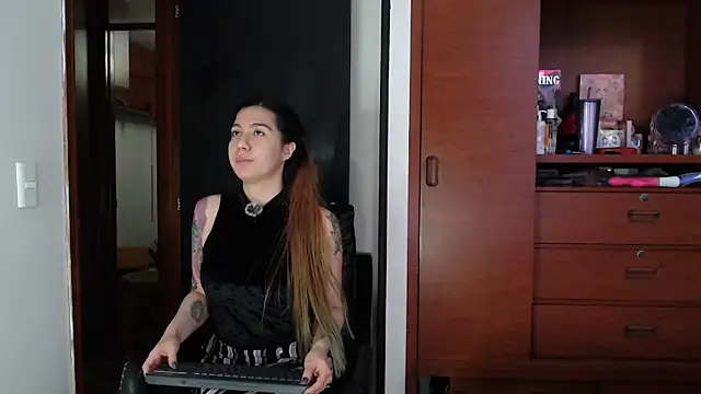 karlamoon23 online show from 09/22/25, 10:38