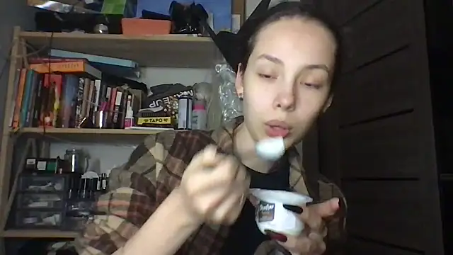 Yuna5343 online show from 12/16/25, 08:13